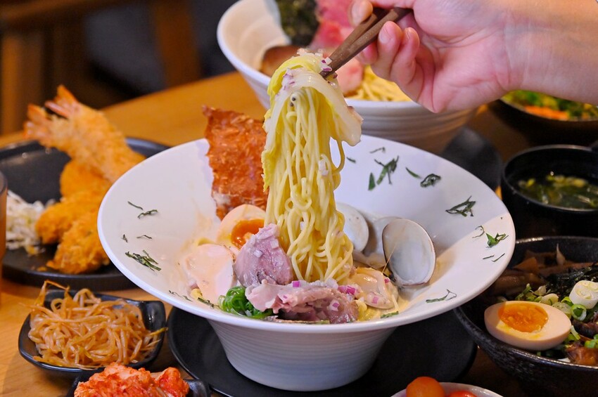 台中市北區台中北區美食推薦 7種湯頭12小時熬煮 特盛大肉量好滿足 洋食風季節拉麵推薦/盡心亭拉麵