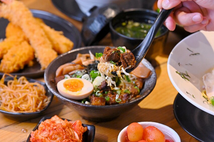 台中市北區台中北區美食推薦 7種湯頭12小時熬煮 特盛大肉量好滿足 洋食風季節拉麵推薦/盡心亭拉麵