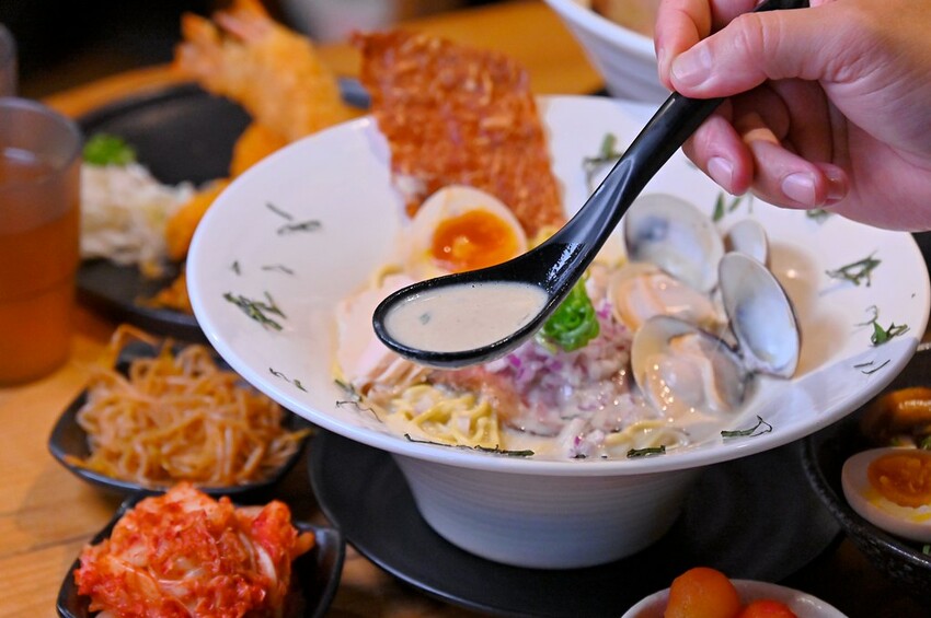 台中市北區台中北區美食推薦 7種湯頭12小時熬煮 特盛大肉量好滿足 洋食風季節拉麵推薦/盡心亭拉麵