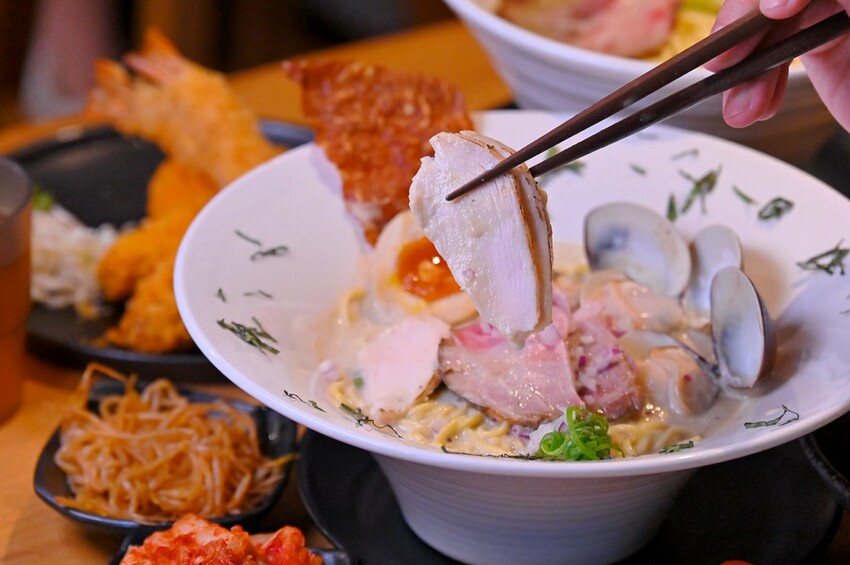 台中市北區台中北區美食推薦 7種湯頭12小時熬煮 特盛大肉量好滿足 洋食風季節拉麵推薦/盡心亭拉麵