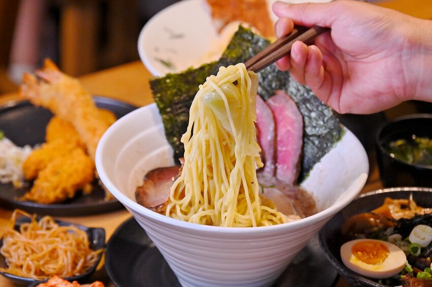 台中市北區台中北區美食推薦 7種湯頭12小時熬煮 特盛大肉量好滿足 洋食風季節拉麵推薦/盡心亭拉麵
