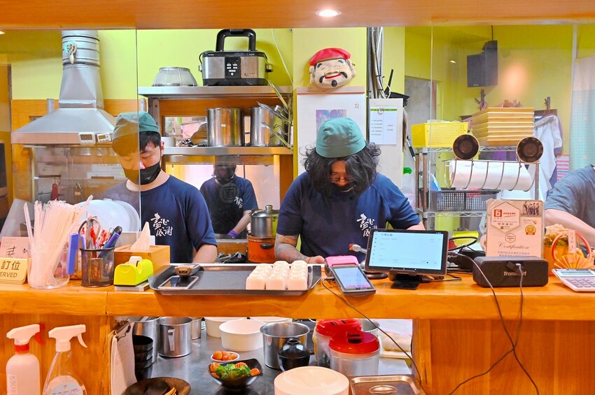 台中市北區台中北區美食推薦 7種湯頭12小時熬煮 特盛大肉量好滿足 洋食風季節拉麵推薦/盡心亭拉麵