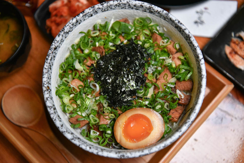 盡心亭:2020新菜單!鄰近中國醫藥大學,可客製化的手作豚骨叉燒拉麵,份量十足用料實在!