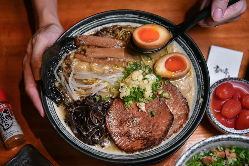 盡心亭:2020新菜單!鄰近中國醫藥大學,可客製化的手作豚骨叉燒拉麵,份量十足用料實在!