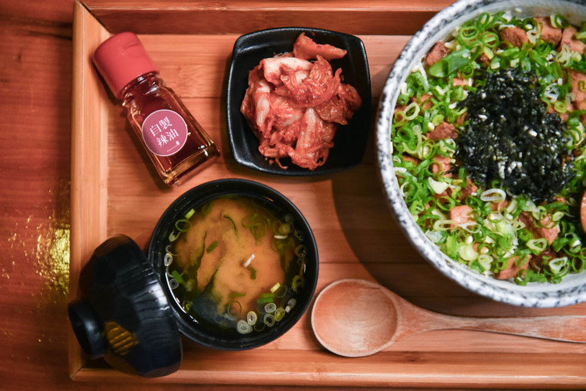 盡心亭:2020新菜單!鄰近中國醫藥大學,可客製化的手作豚骨叉燒拉麵,份量十足用料實在!