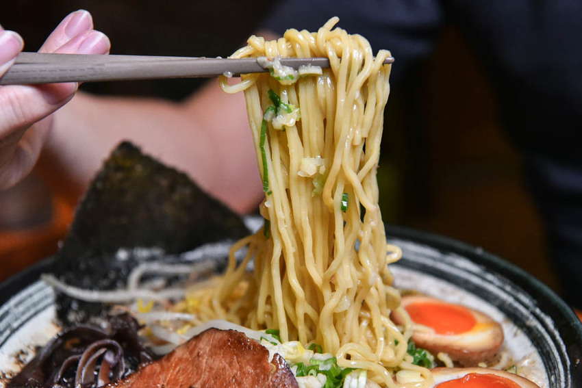 盡心亭:2020新菜單!鄰近中國醫藥大學,可客製化的手作豚骨叉燒拉麵,份量十足用料實在!