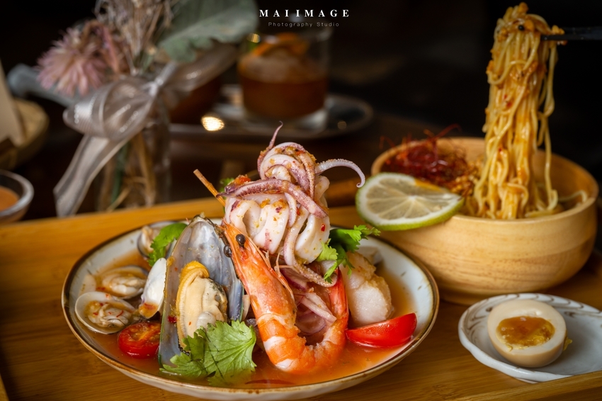 你絕對沒吃過的泰新鮮SEAFOOD涼麵、泰式奶茶千層蛋糕,今年夏天『好咖』給你滿滿的泰味~『好咖Howcup』中原大學美食