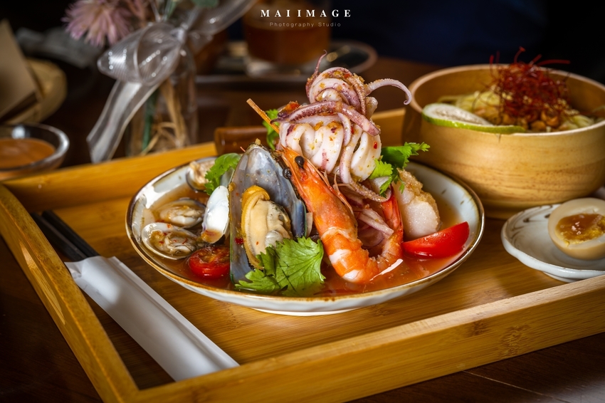 你絕對沒吃過的泰新鮮SEAFOOD涼麵、泰式奶茶千層蛋糕,今年夏天『好咖』給你滿滿的泰味~『好咖Howcup』中原大學美食