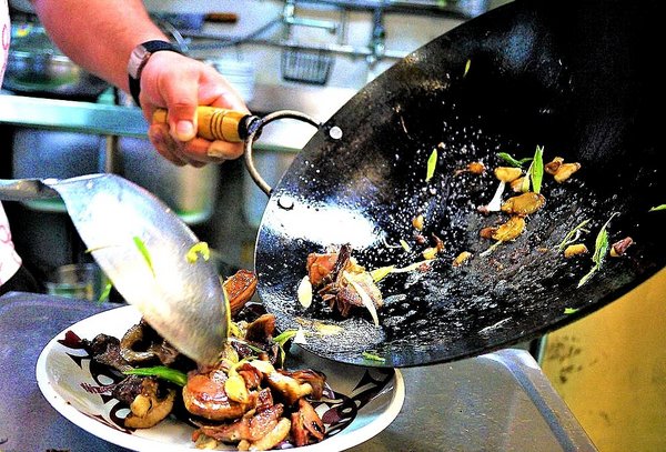 帝王食補紅面薑母鴨:台北淡水【帝王食補】古早味菜脯雞 / 養生鍋物 / 溫暖食補鍋物.淡水捷運站