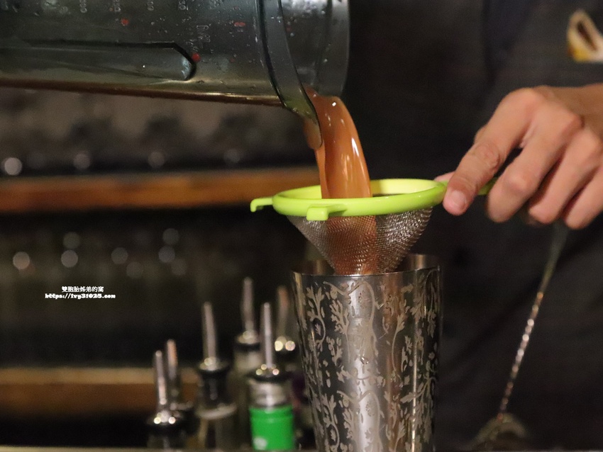 推薦高雄苓雅  晚餐宵夜 Urban Soul餐酒館․客製化的創意調酒 ․相聚小酌