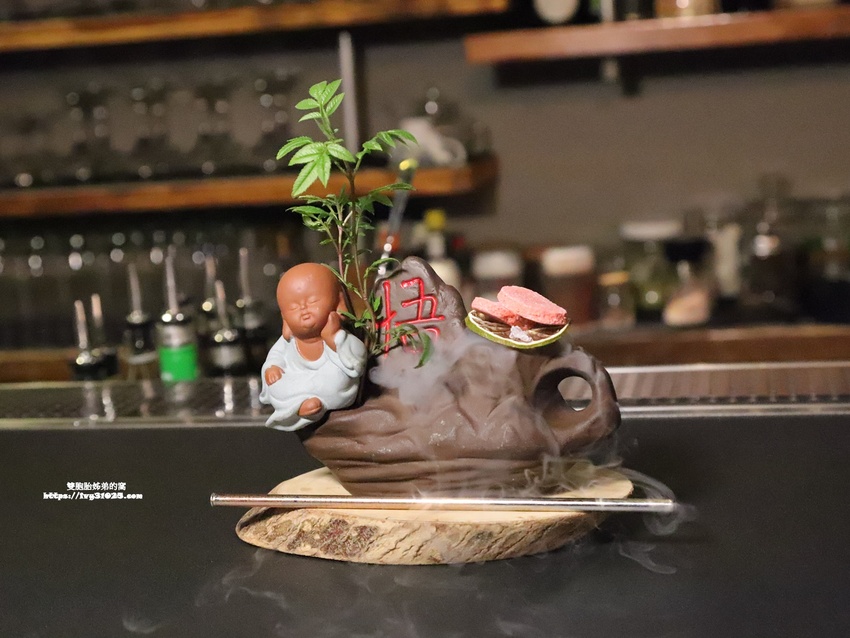 推薦高雄苓雅  晚餐宵夜 Urban Soul餐酒館․客製化的創意調酒 ․相聚小酌