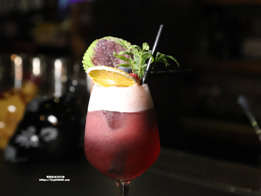 推薦高雄苓雅  晚餐宵夜 Urban Soul餐酒館․客製化的創意調酒 ․相聚小酌