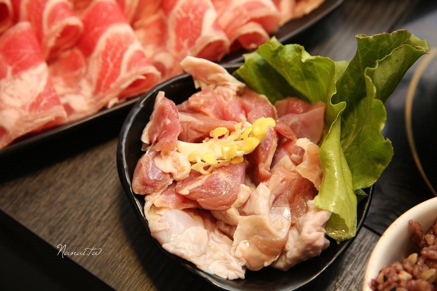 七品鍋物。超級蝦！比手掌還大的手臂蝦,完全是痛風鍋,20oz肉片吃到爽 - Nana愛旅行札記