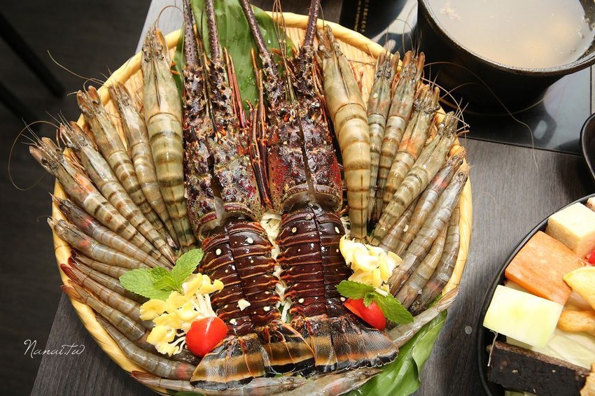 七品鍋物。超級蝦！比手掌還大的手臂蝦,完全是痛風鍋,20oz肉片吃到爽 - Nana愛旅行札記