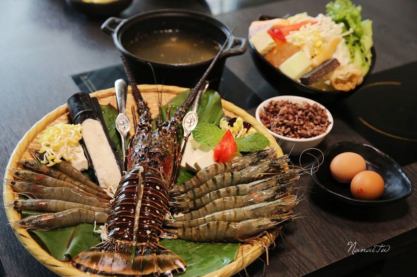 七品鍋物。超級蝦！比手掌還大的手臂蝦,完全是痛風鍋,20oz肉片吃到爽 - Nana愛旅行札記