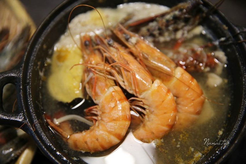 七品鍋物。超級蝦！比手掌還大的手臂蝦,完全是痛風鍋,20oz肉片吃到爽 - Nana愛旅行札記