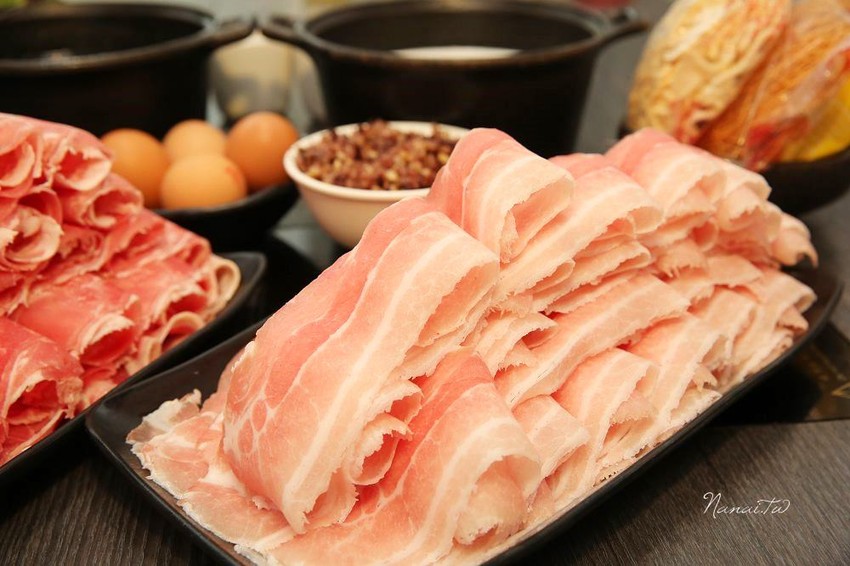 七品鍋物。超級蝦！比手掌還大的手臂蝦,完全是痛風鍋,20oz肉片吃到爽 - Nana愛旅行札記