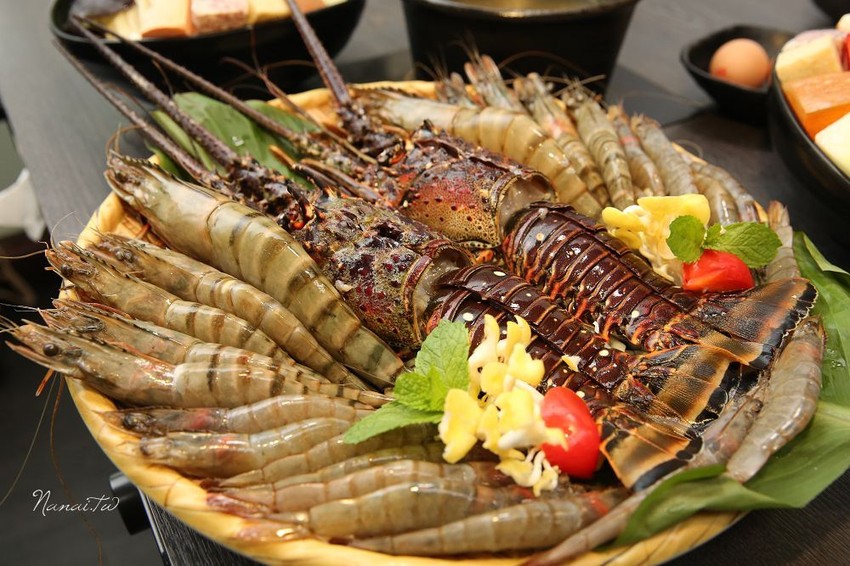 七品鍋物。超級蝦！比手掌還大的手臂蝦,完全是痛風鍋,20oz肉片吃到爽 - Nana愛旅行札記