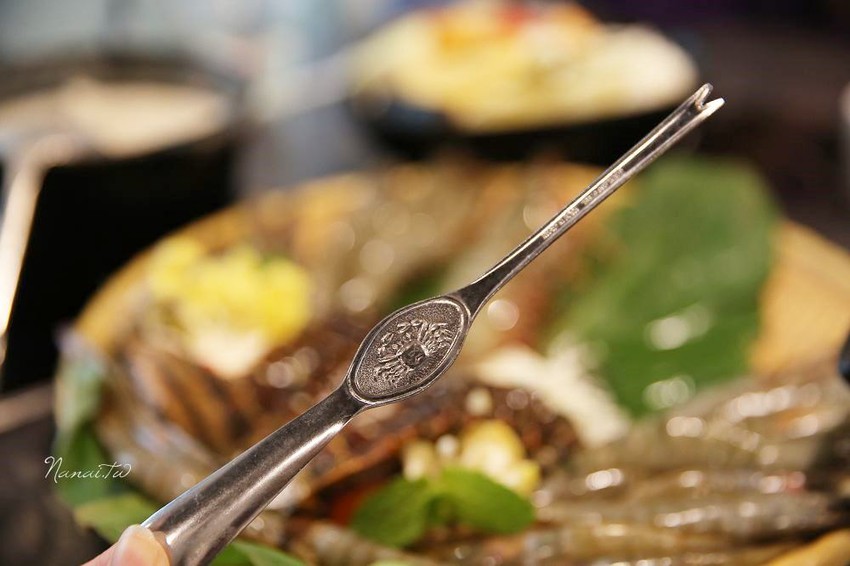 七品鍋物。超級蝦！比手掌還大的手臂蝦,完全是痛風鍋,20oz肉片吃到爽 - Nana愛旅行札記