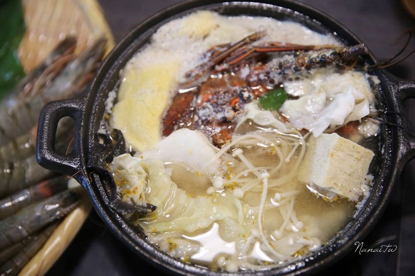 七品鍋物。超級蝦！比手掌還大的手臂蝦,完全是痛風鍋,20oz肉片吃到爽 - Nana愛旅行札記