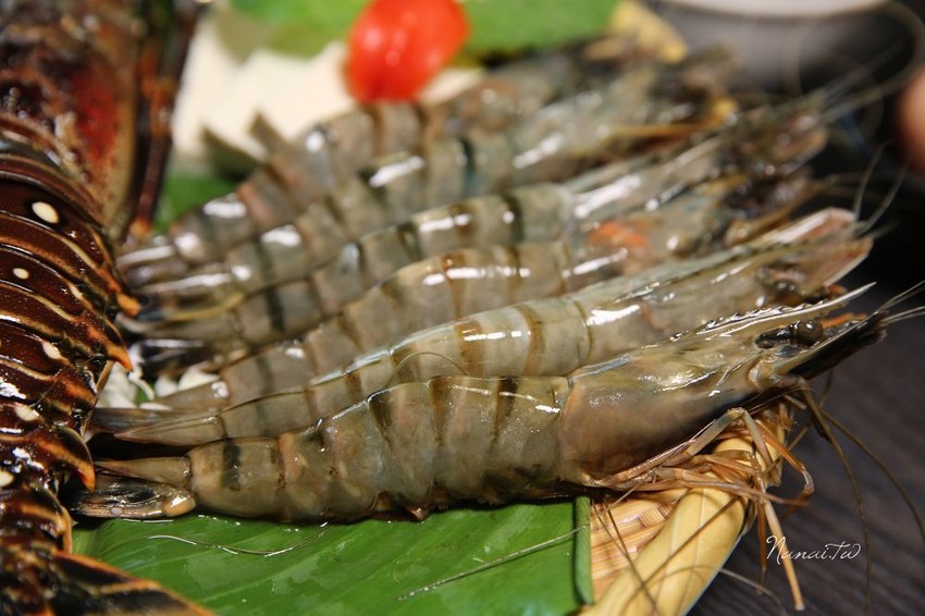 七品鍋物。超級蝦！比手掌還大的手臂蝦,完全是痛風鍋,20oz肉片吃到爽 - Nana愛旅行札記