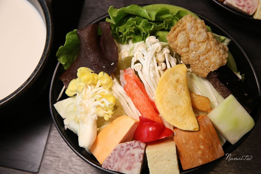 七品鍋物。超級蝦！比手掌還大的手臂蝦,完全是痛風鍋,20oz肉片吃到爽 - Nana愛旅行札記