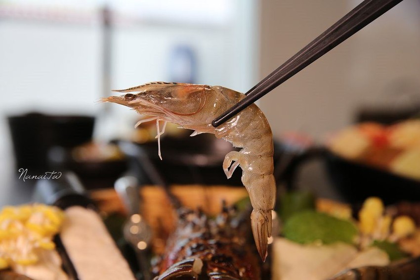 七品鍋物。超級蝦！比手掌還大的手臂蝦,完全是痛風鍋,20oz肉片吃到爽 - Nana愛旅行札記