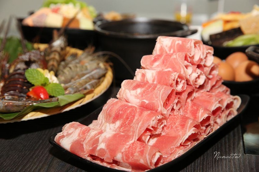 七品鍋物。超級蝦！比手掌還大的手臂蝦,完全是痛風鍋,20oz肉片吃到爽 - Nana愛旅行札記