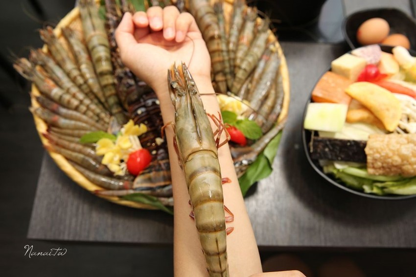 七品鍋物。超級蝦！比手掌還大的手臂蝦,完全是痛風鍋,20oz肉片吃到爽 - Nana愛旅行札記