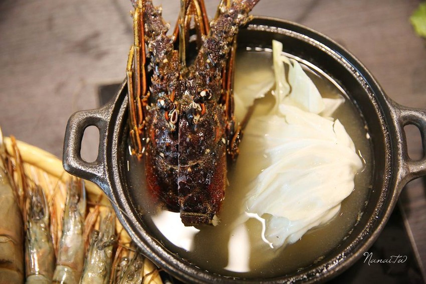 七品鍋物。超級蝦！比手掌還大的手臂蝦,完全是痛風鍋,20oz肉片吃到爽 - Nana愛旅行札記