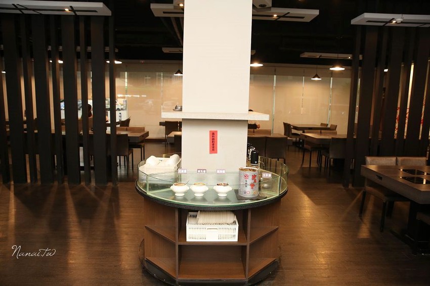 七品鍋物。超級蝦！比手掌還大的手臂蝦,完全是痛風鍋,20oz肉片吃到爽 - Nana愛旅行札記