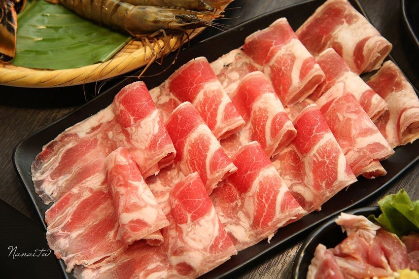 七品鍋物。超級蝦！比手掌還大的手臂蝦,完全是痛風鍋,20oz肉片吃到爽 - Nana愛旅行札記