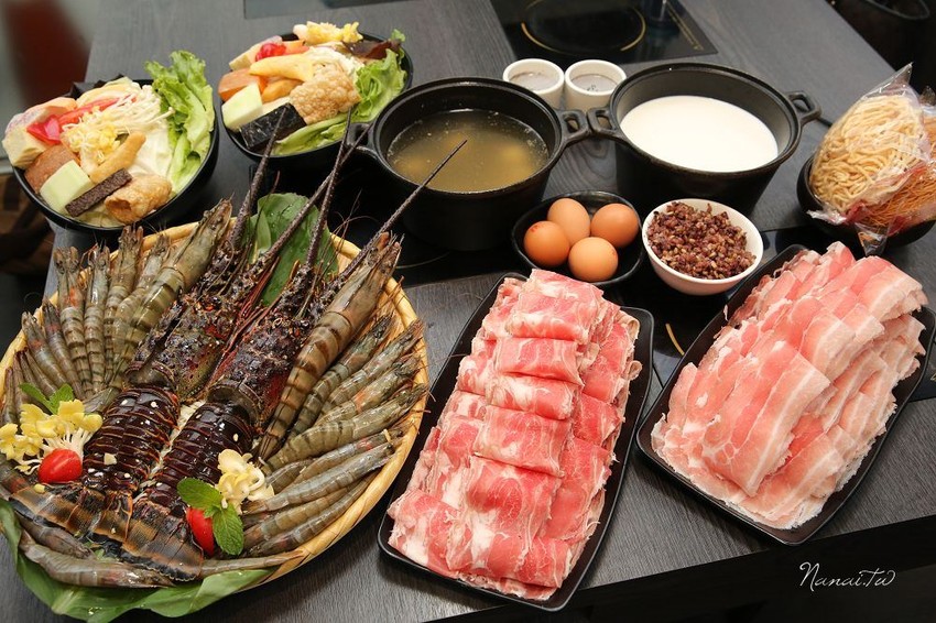 七品鍋物。超級蝦！比手掌還大的手臂蝦,完全是痛風鍋,20oz肉片吃到爽 - Nana愛旅行札記