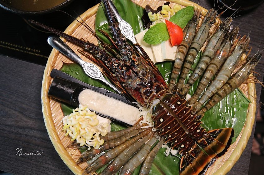 七品鍋物。超級蝦！比手掌還大的手臂蝦,完全是痛風鍋,20oz肉片吃到爽 - Nana愛旅行札記