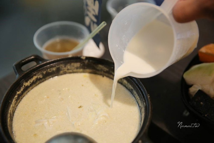 七品鍋物。超級蝦！比手掌還大的手臂蝦,完全是痛風鍋,20oz肉片吃到爽 - Nana愛旅行札記