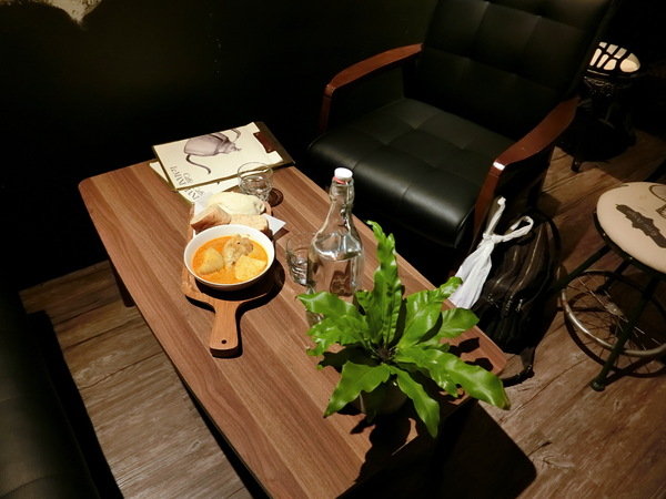 caffe le mani琢手咖啡：【內湖優質咖啡推薦】Caffè Le MANI 琢手咖啡~南洋咖哩佐麵包、芥末火腿巧巴達香濃順口~充滿異國情調的印尼曼特寧不但甘醇還帶有獨特迷人藥草香喔!