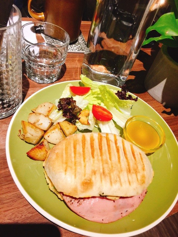 caffe le mani琢手咖啡：【內湖優質咖啡推薦】Caffè Le MANI 琢手咖啡~南洋咖哩佐麵包、芥末火腿巧巴達香濃順口~充滿異國情調的印尼曼特寧不但甘醇還帶有獨特迷人藥草香喔!