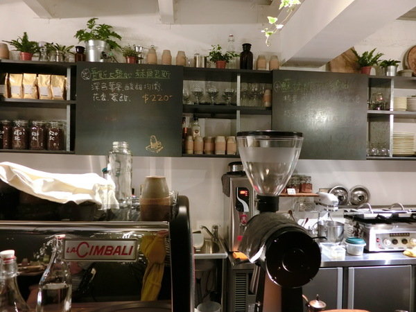 caffe le mani琢手咖啡：【內湖優質咖啡推薦】Caffè Le MANI 琢手咖啡~南洋咖哩佐麵包、芥末火腿巧巴達香濃順口~充滿異國情調的印尼曼特寧不但甘醇還帶有獨特迷人藥草香喔!