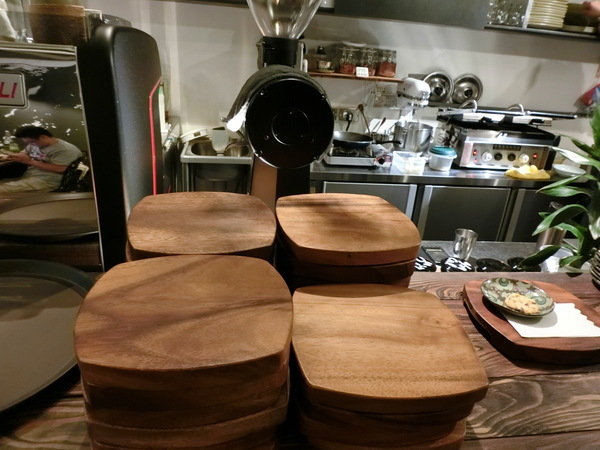 caffe le mani琢手咖啡：【內湖優質咖啡推薦】Caffè Le MANI 琢手咖啡~南洋咖哩佐麵包、芥末火腿巧巴達香濃順口~充滿異國情調的印尼曼特寧不但甘醇還帶有獨特迷人藥草香喔!