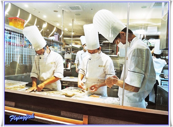 樂天皇朝(微風信義)：✜ 二訪讓人心情繽紛滴無敵美食和五星級服務-「樂天皇朝(微風信義店)」 (❁´◡`❁)