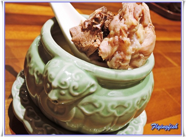 樂天皇朝(微風信義)：✜ 二訪讓人心情繽紛滴無敵美食和五星級服務-「樂天皇朝(微風信義店)」 (❁´◡`❁)