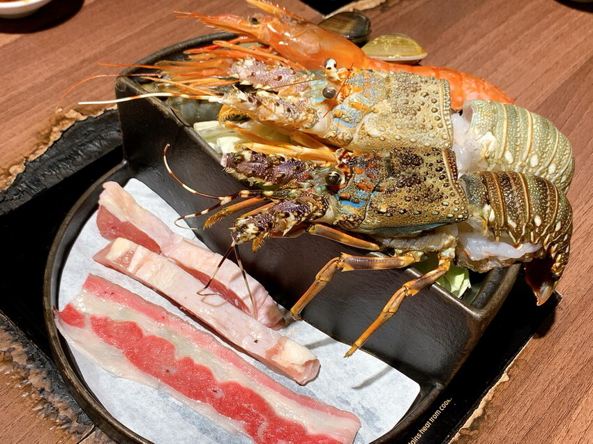 這間火烤兩吃肉盤超大CP值高,瘋寶箱龍蝦海陸鍋超有創意開鍋送戒指,自助吧通通吃到飽,壽星有送生日禮物,貓咪機器人送餐很酷