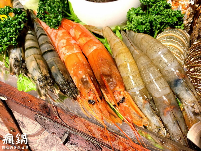 這間火烤兩吃肉盤超大CP值高,瘋寶箱龍蝦海陸鍋超有創意開鍋送戒指,自助吧通通吃到飽,壽星有送生日禮物,貓咪機器人送餐很酷