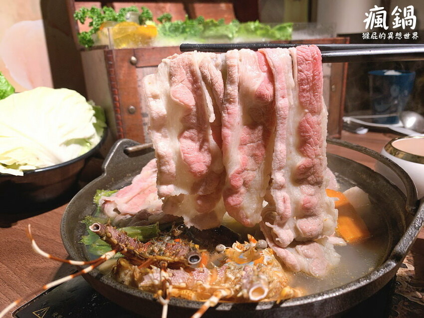 這間火烤兩吃肉盤超大CP值高,瘋寶箱龍蝦海陸鍋超有創意開鍋送戒指,自助吧通通吃到飽,壽星有送生日禮物,貓咪機器人送餐很酷