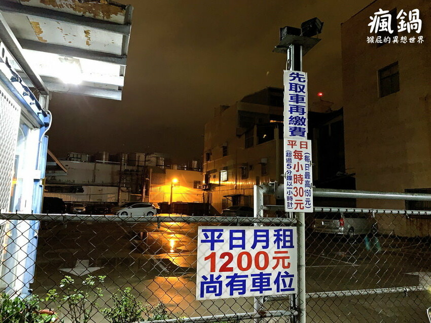 這間火烤兩吃肉盤超大CP值高,瘋寶箱龍蝦海陸鍋超有創意開鍋送戒指,自助吧通通吃到飽,壽星有送生日禮物,貓咪機器人送餐很酷