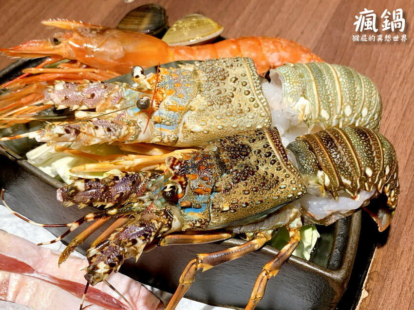 這間火烤兩吃肉盤超大CP值高,瘋寶箱龍蝦海陸鍋超有創意開鍋送戒指,自助吧通通吃到飽,壽星有送生日禮物,貓咪機器人送餐很酷