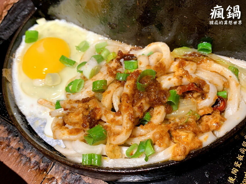 這間火烤兩吃肉盤超大CP值高,瘋寶箱龍蝦海陸鍋超有創意開鍋送戒指,自助吧通通吃到飽,壽星有送生日禮物,貓咪機器人送餐很酷