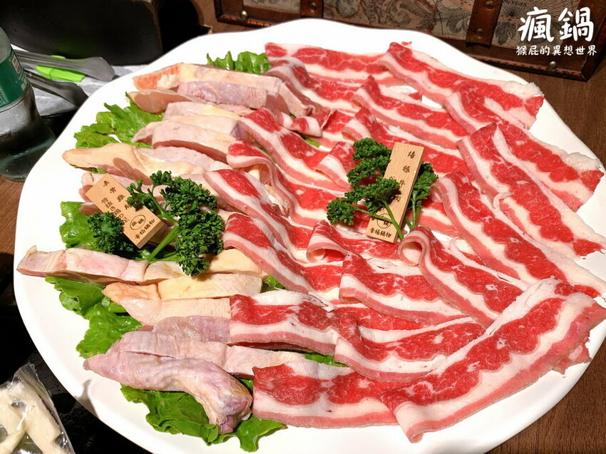 這間火烤兩吃肉盤超大CP值高,瘋寶箱龍蝦海陸鍋超有創意開鍋送戒指,自助吧通通吃到飽,壽星有送生日禮物,貓咪機器人送餐很酷