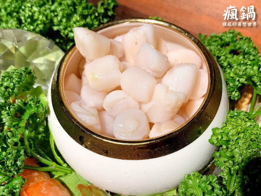 這間火烤兩吃肉盤超大CP值高,瘋寶箱龍蝦海陸鍋超有創意開鍋送戒指,自助吧通通吃到飽,壽星有送生日禮物,貓咪機器人送餐很酷