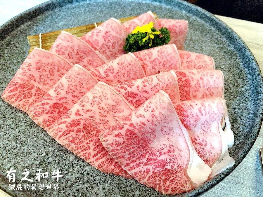 這間火烤兩吃肉盤超大CP值高，瘋寶箱龍蝦海陸鍋超有創意開鍋送戒指，自助吧通通吃到飽，壽星有送生日禮物，貓咪機器人送餐很酷